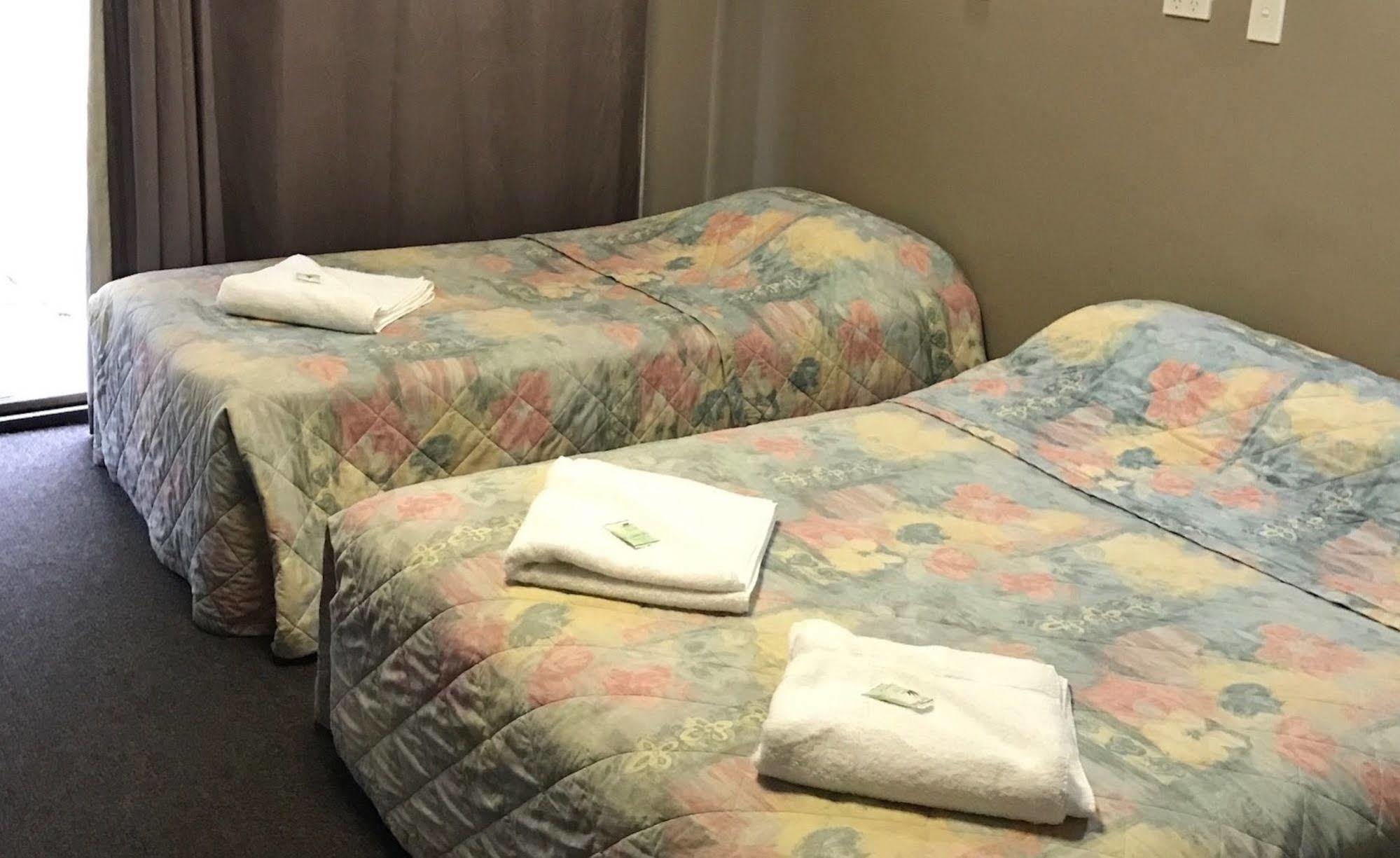 Commercial Hotel Motel Літґоу Екстер'єр фото
