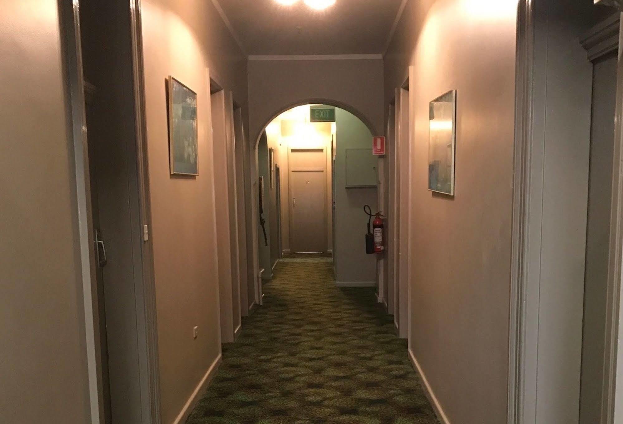 Commercial Hotel Motel Літґоу Екстер'єр фото